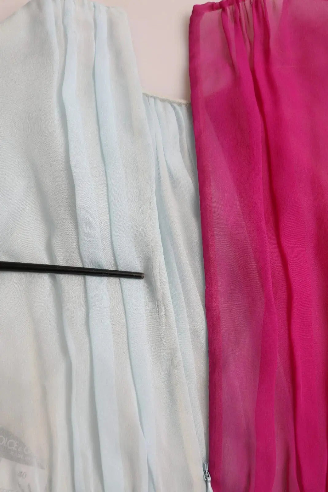 Robe midi plissée douce bleu clair et rose vif en soie dolce & gabbana avec léger éclat