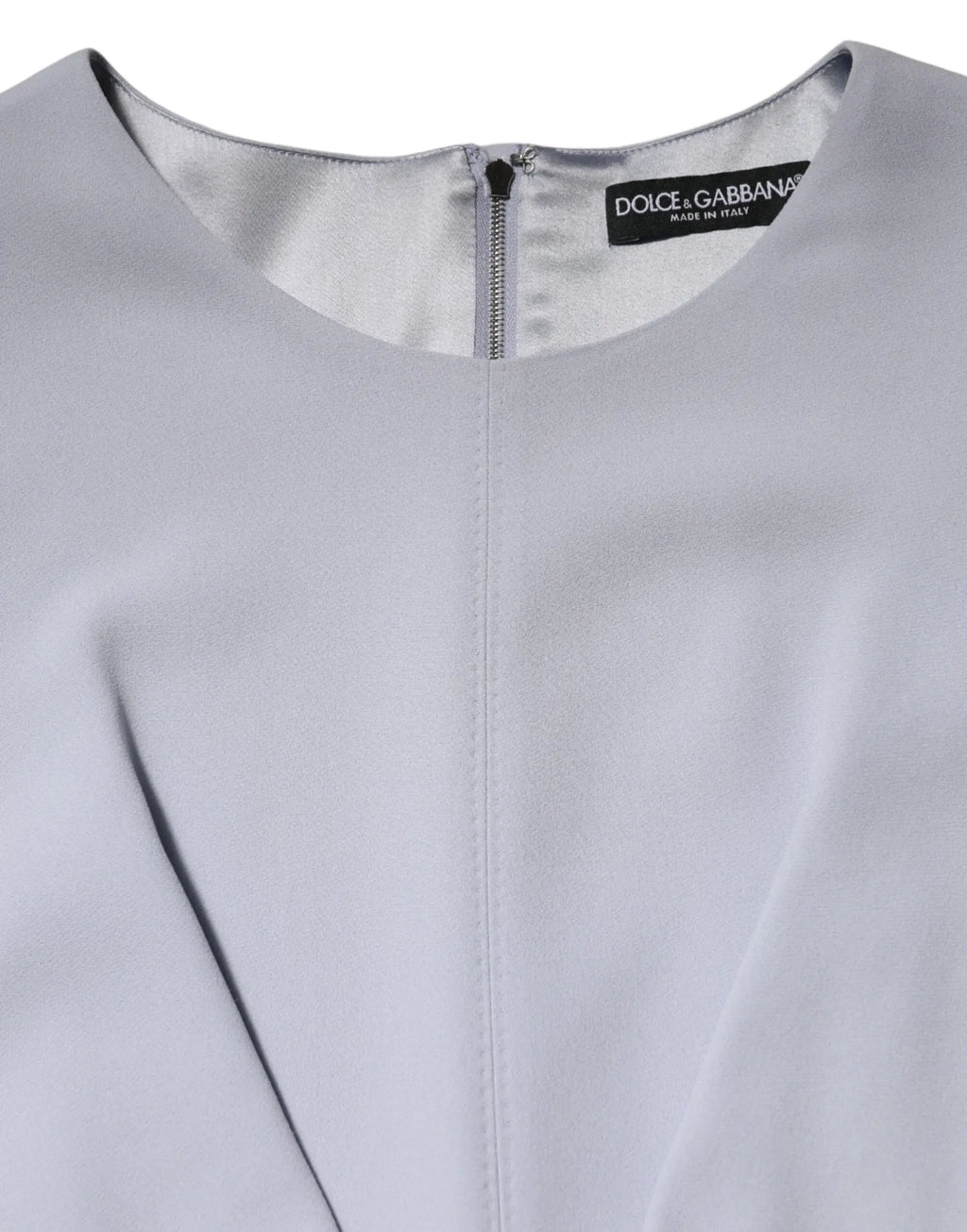 Blouse en satin gris clair à design minimaliste et légère brillance pour compléter robe dolce & gabbana bleu clair en viscose avec application florale