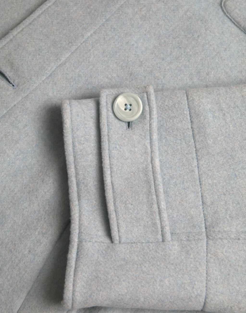 Dolce & gabbana light blue manteau trench en laine gris clair avec bouton à quatre trous ivoire et tissage texturé subtil