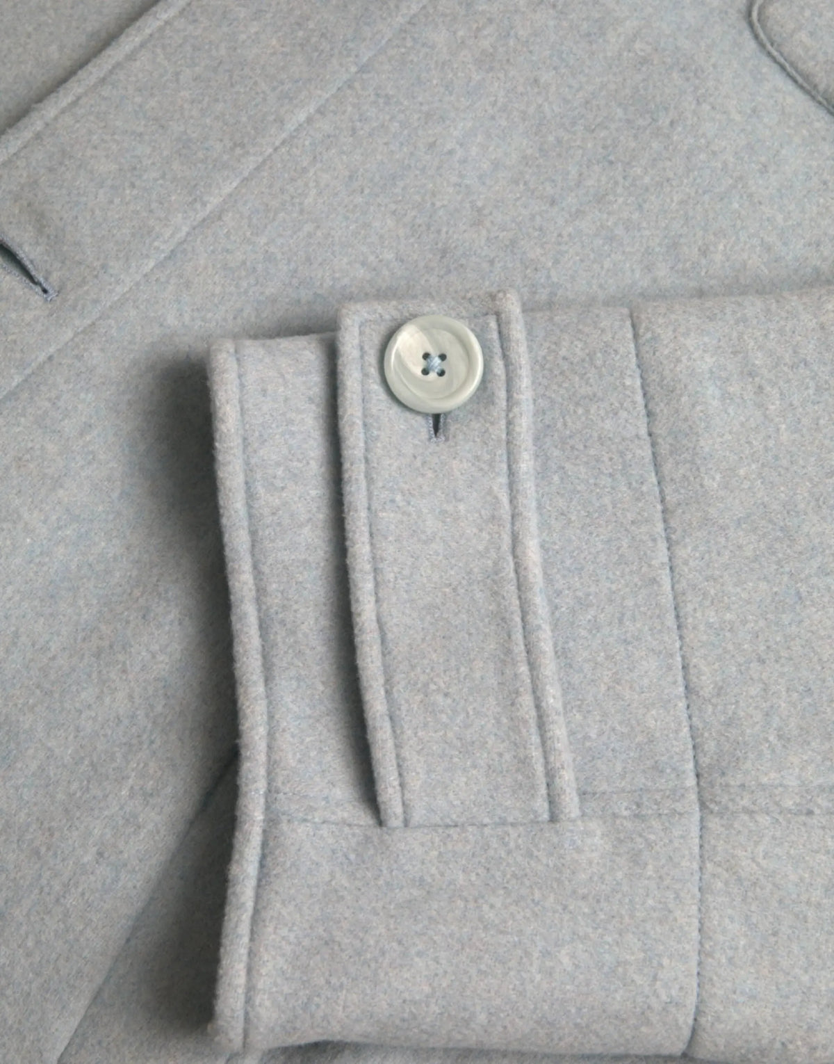 Dolce & gabbana light blue manteau trench en laine gris clair avec bouton à quatre trous ivoire et tissage texturé subtil