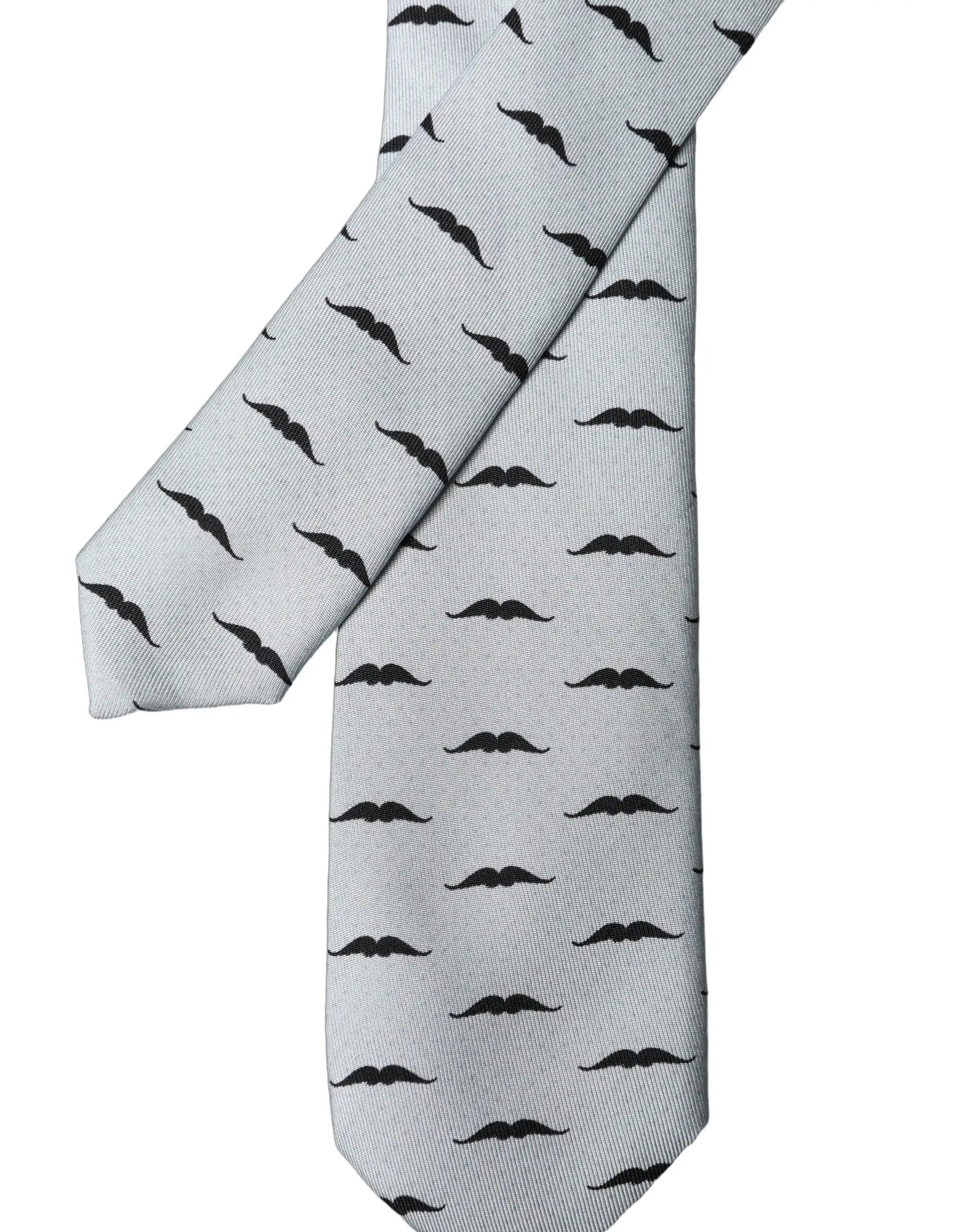 Dolce & gabbana cravate en soie légère grise avec motif répétitif de moustaches noires ajustable
