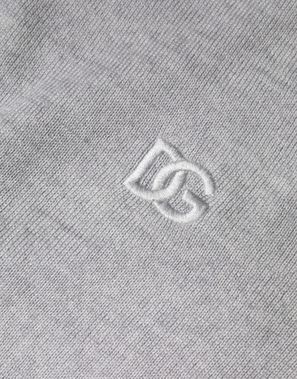 Pull-over dolce & gabbana en laine gris clair avec logo dg brodé blanc sur tissu gris chiné
