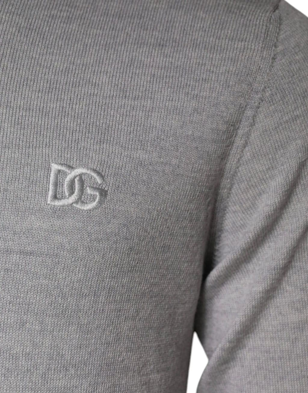 Pull gris clair en laine dolce gabbana avec col rond en tricot côtelé et logo dg brodé sur la poitrine