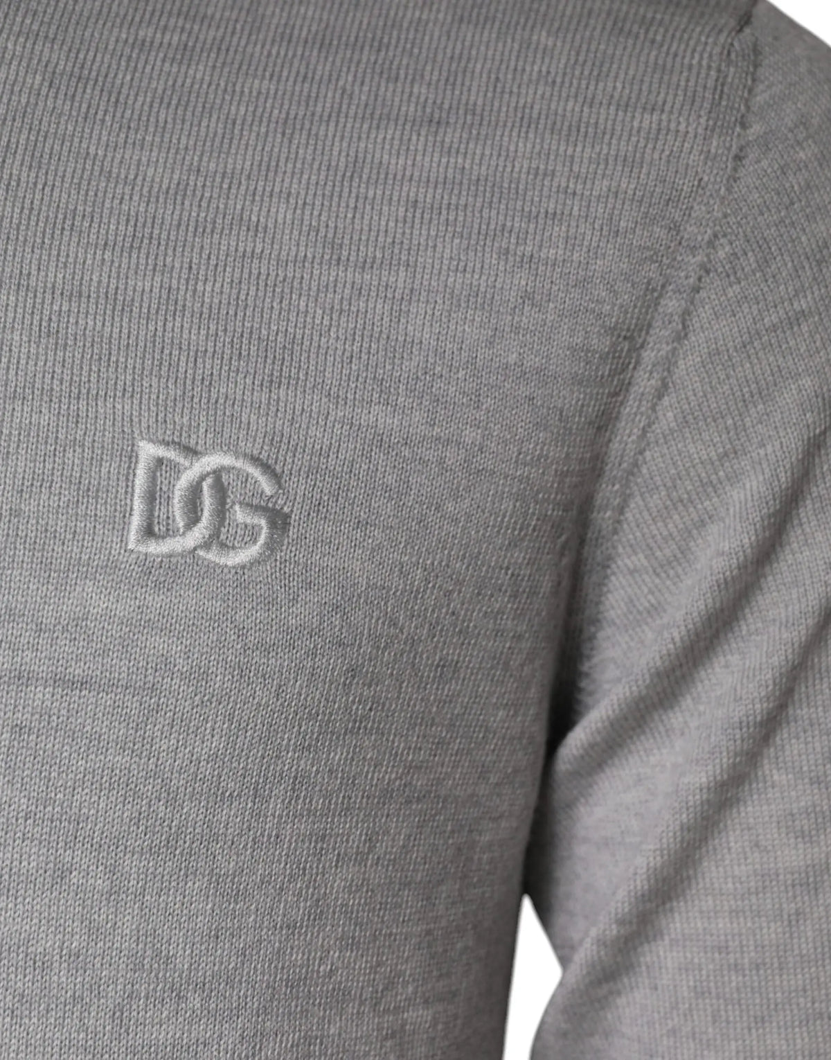 Pull gris clair en laine dolce gabbana avec col rond en tricot côtelé et logo dg brodé sur la poitrine