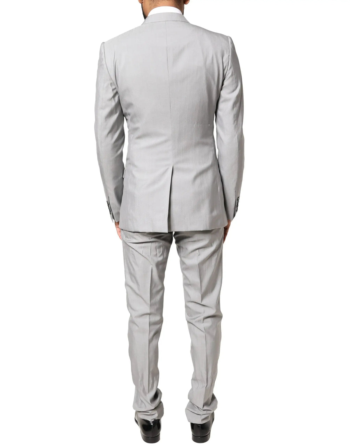 Un costume formel deux pièces dolce & gabbana en laine gris clair avec une coupe ajustée et une texture subtile