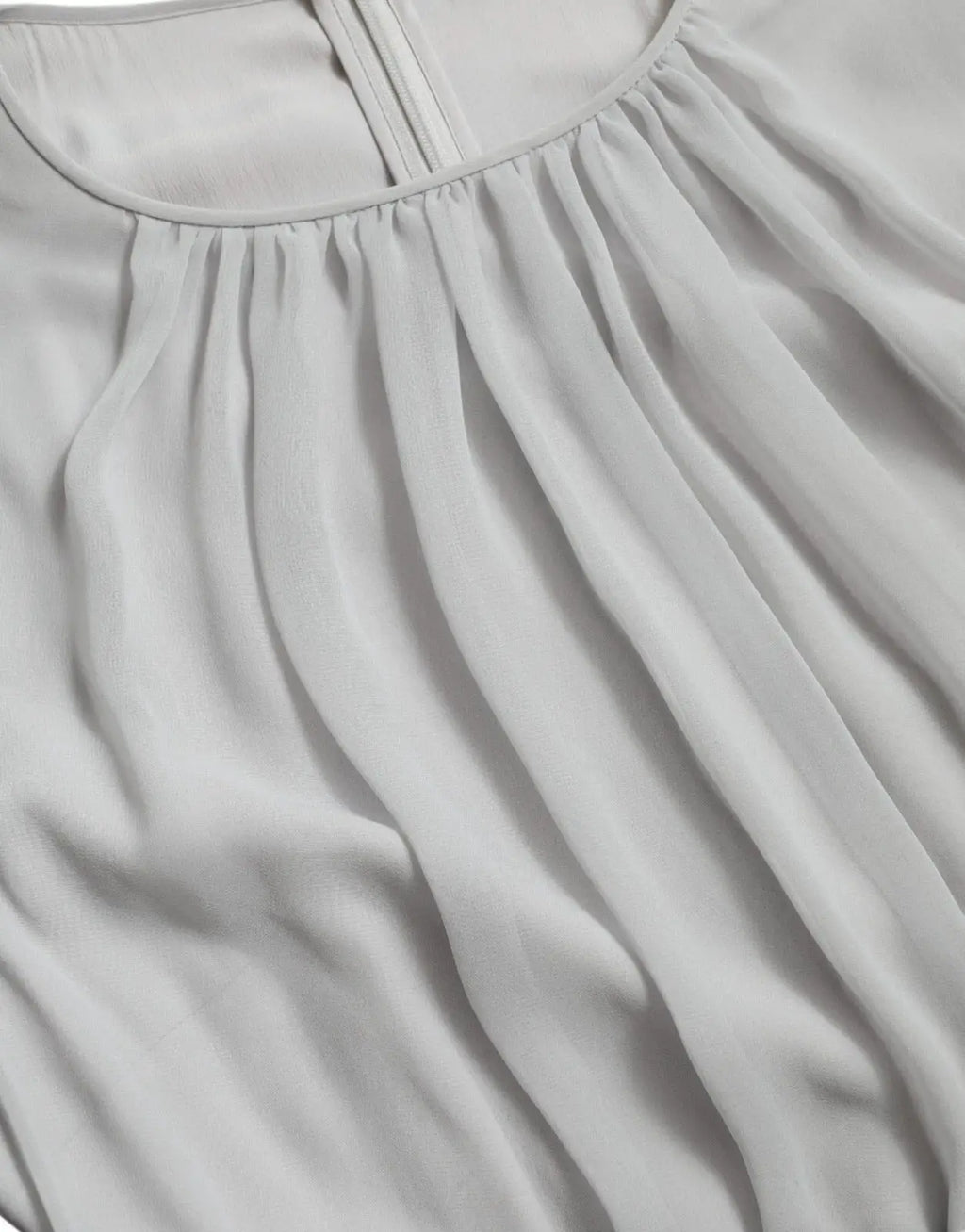 Blouse dolce & gabbana grise claire en polyester avec tissu plissé fluide et encolure légèrement froncée