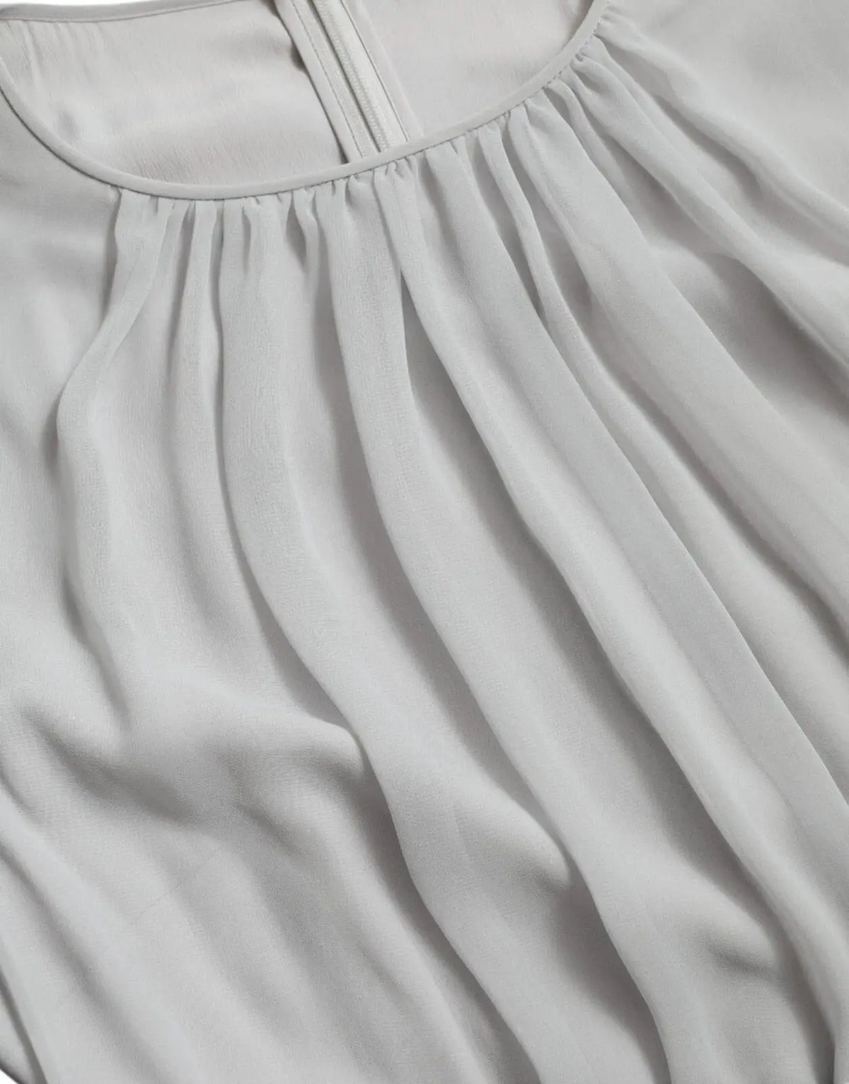 Blouse dolce & gabbana grise claire en polyester avec tissu plissé fluide et encolure légèrement froncée
