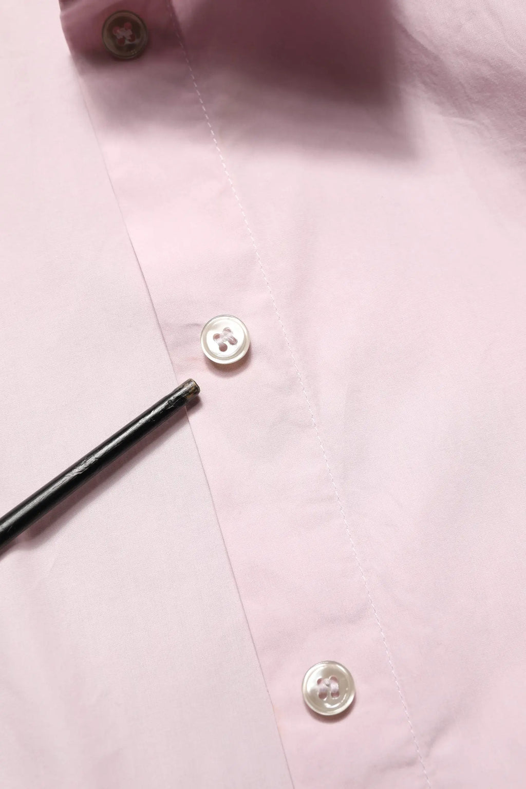 Bouton rond argenté à trois trous sur blouse légère col chemise en coton rose de dolce & gabbana