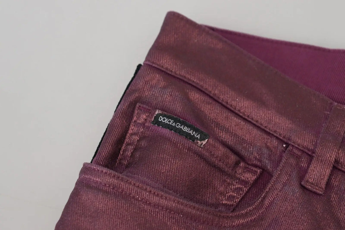 Un jean denim casual pour homme dolce & gabbana magenta en coton avec un léger éclat métallique et logo sur la ceinture