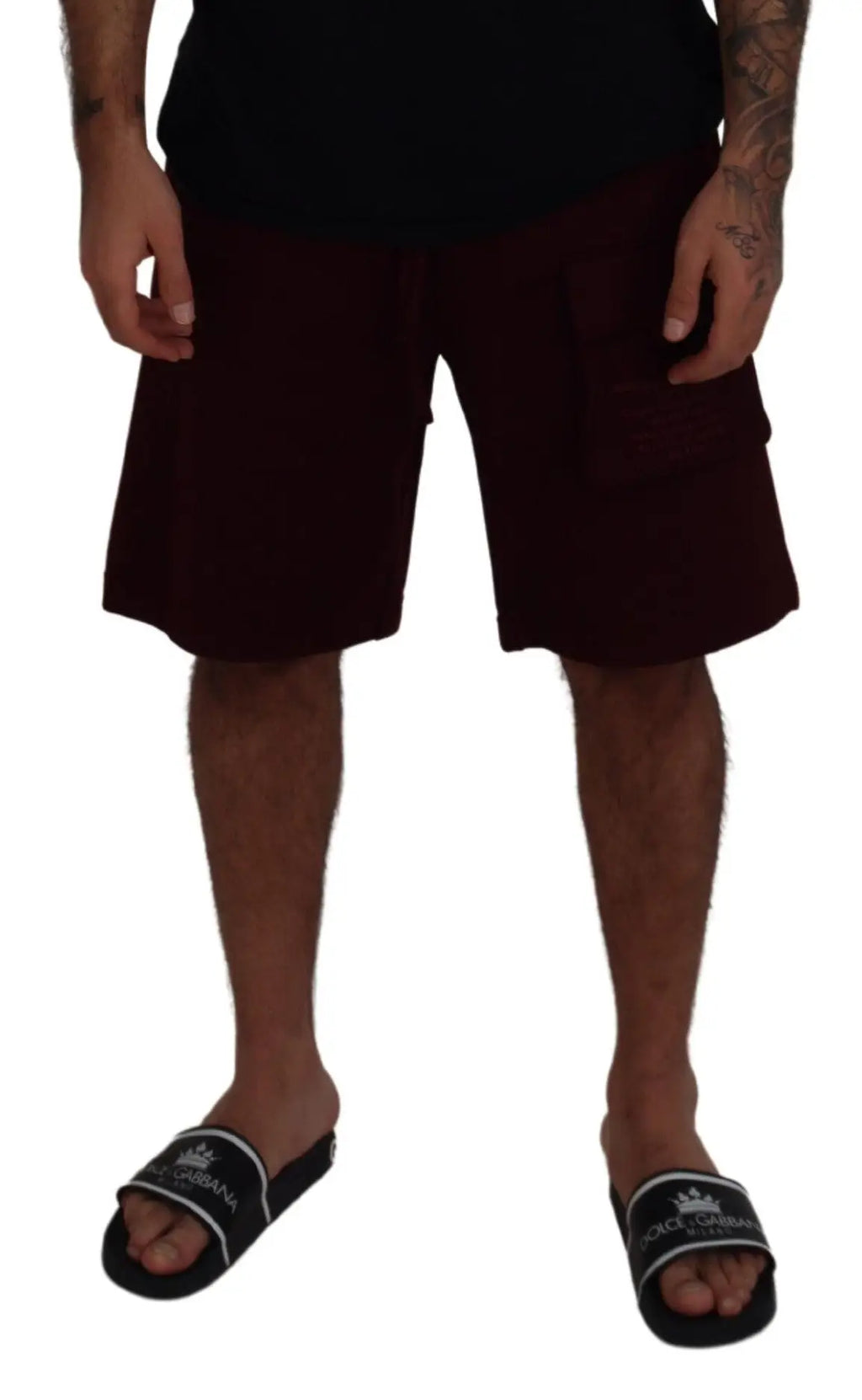 Short cargo bermuda maroon dolce & gabbana pour homme avec taille à cordon et sandales noires