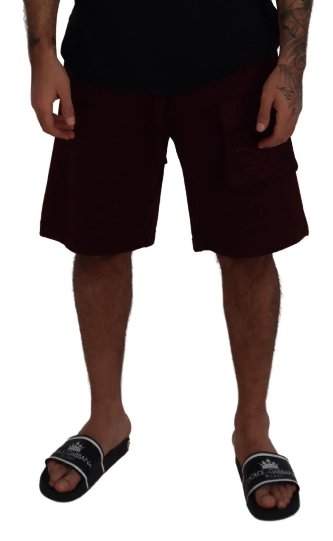 Short cargo bermuda maroon dolce & gabbana pour homme avec taille à cordon et sandales noires