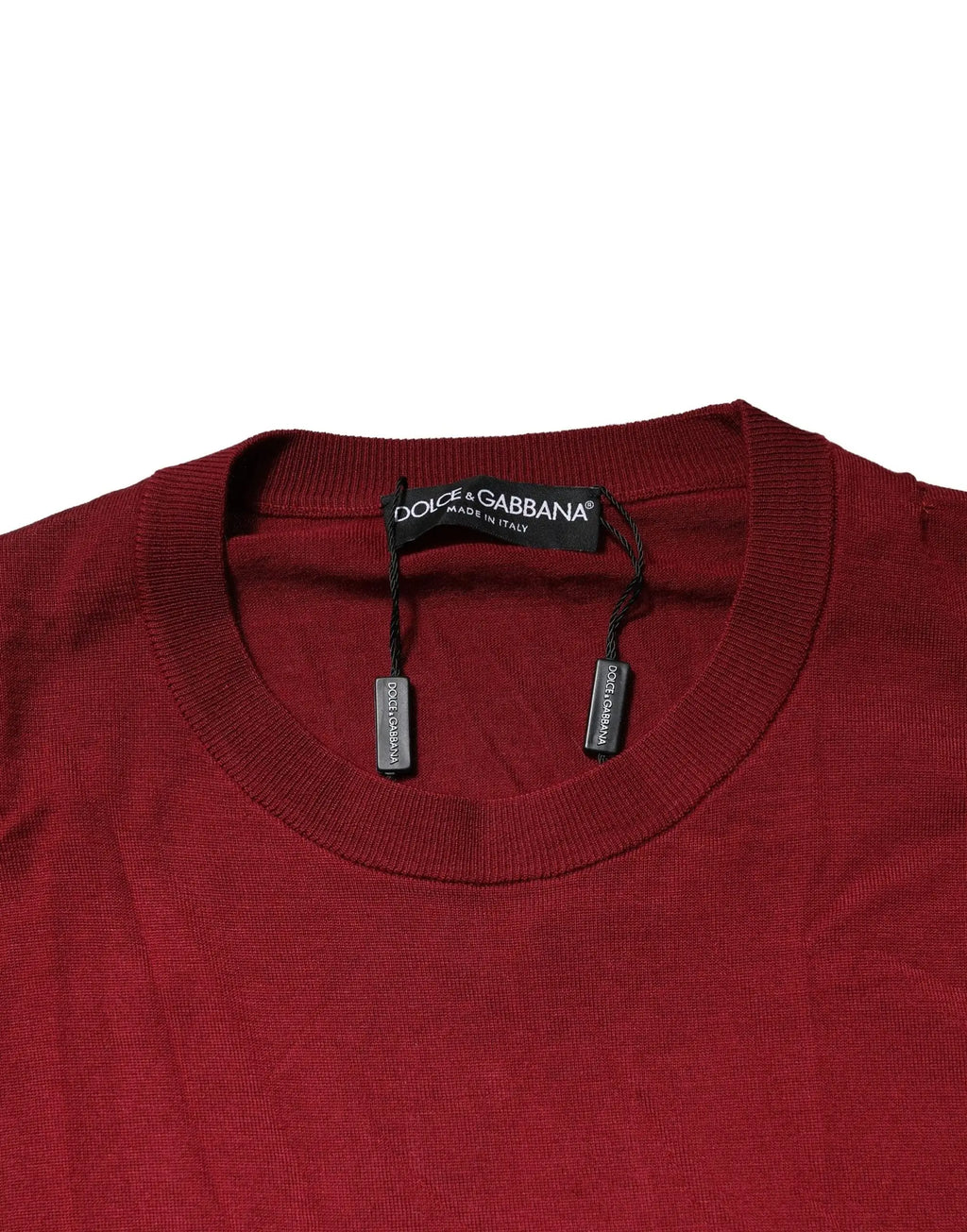 Pull dolce & gabbana en cachemire bordeaux avec col rond côtelé et étiquettes de marque noires