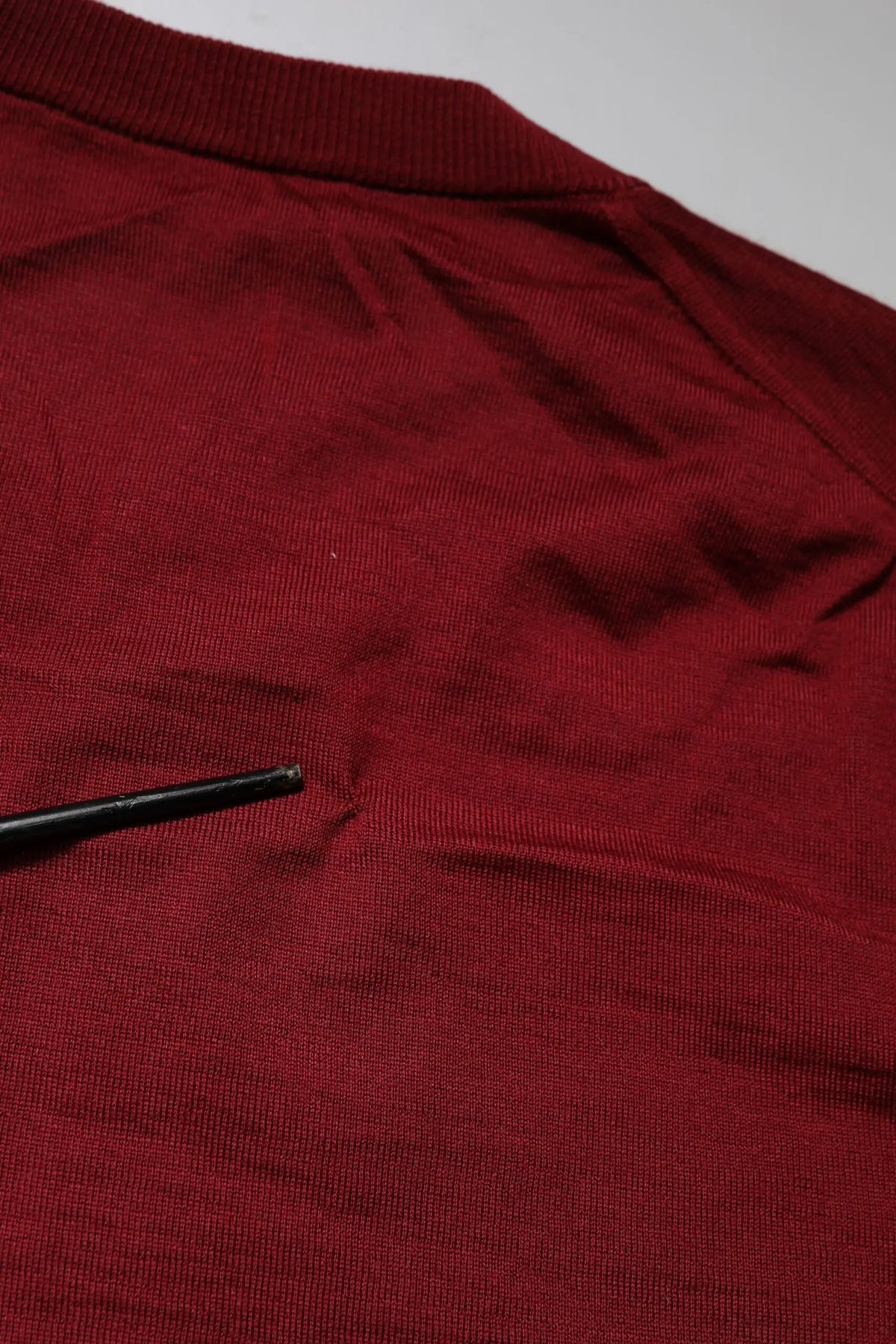 Pull col rond en cachemire bordeaux dolce & gabbana avec col côtelé et tissu texturé