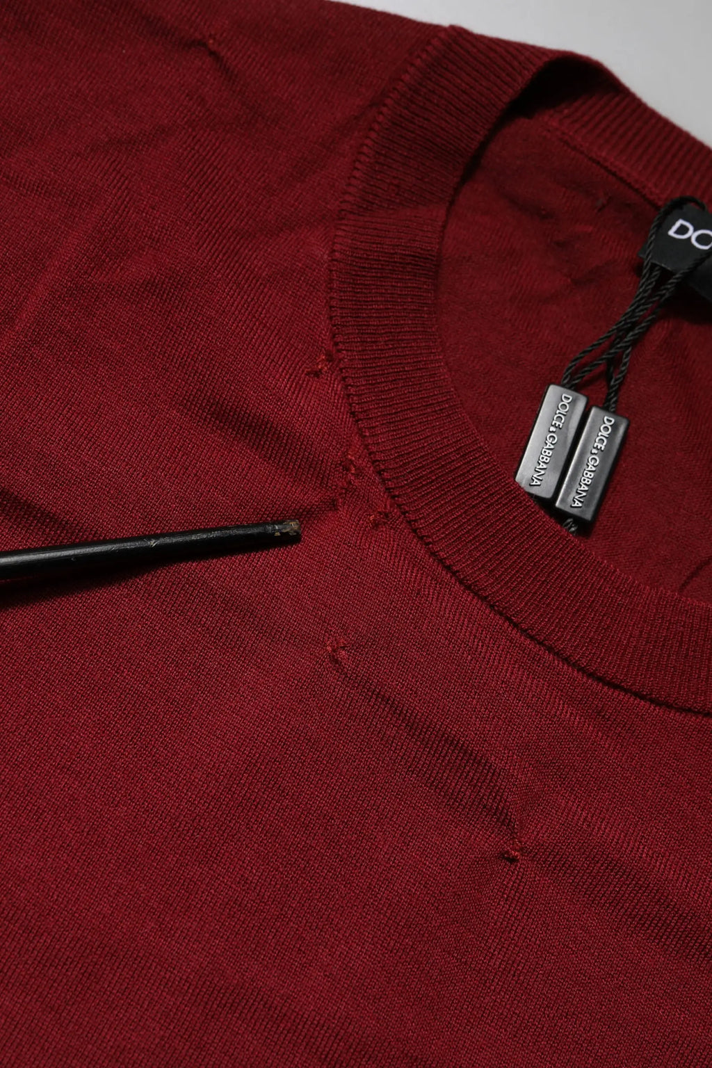 Sweatshirt dolce & gabbana en cachemire bordeaux avec col rond côtelé et étiquettes noires de marque