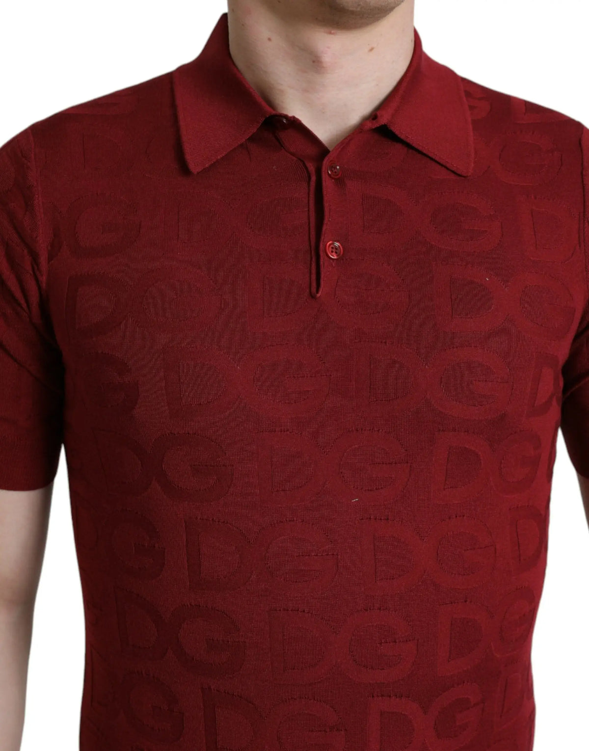 Dolce gabbana t-shirt en soie bordeaux à manches courtes avec col polo et motif embossé dg répétitif rouge