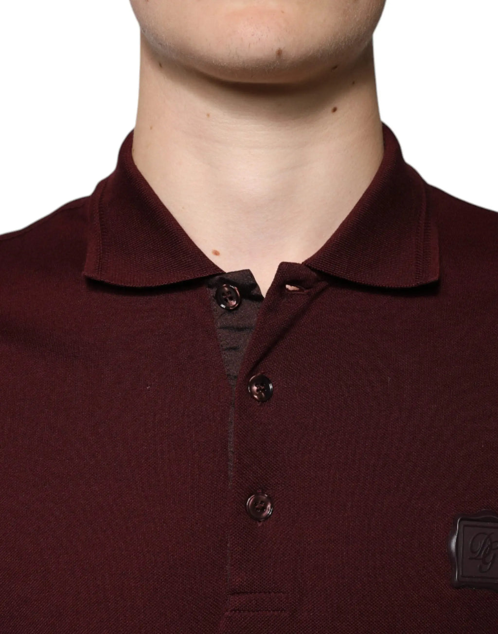 Dolce & gabbana polo shirt bordeaux à manches courtes avec col côtelé et logo brodé subtil sur la poitrine