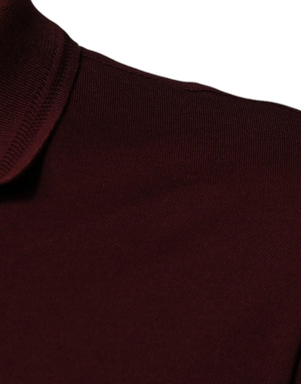 Close-up d’un polo manches courtes dolce & gabbana bordeaux en tissu texturé avec col côtelé