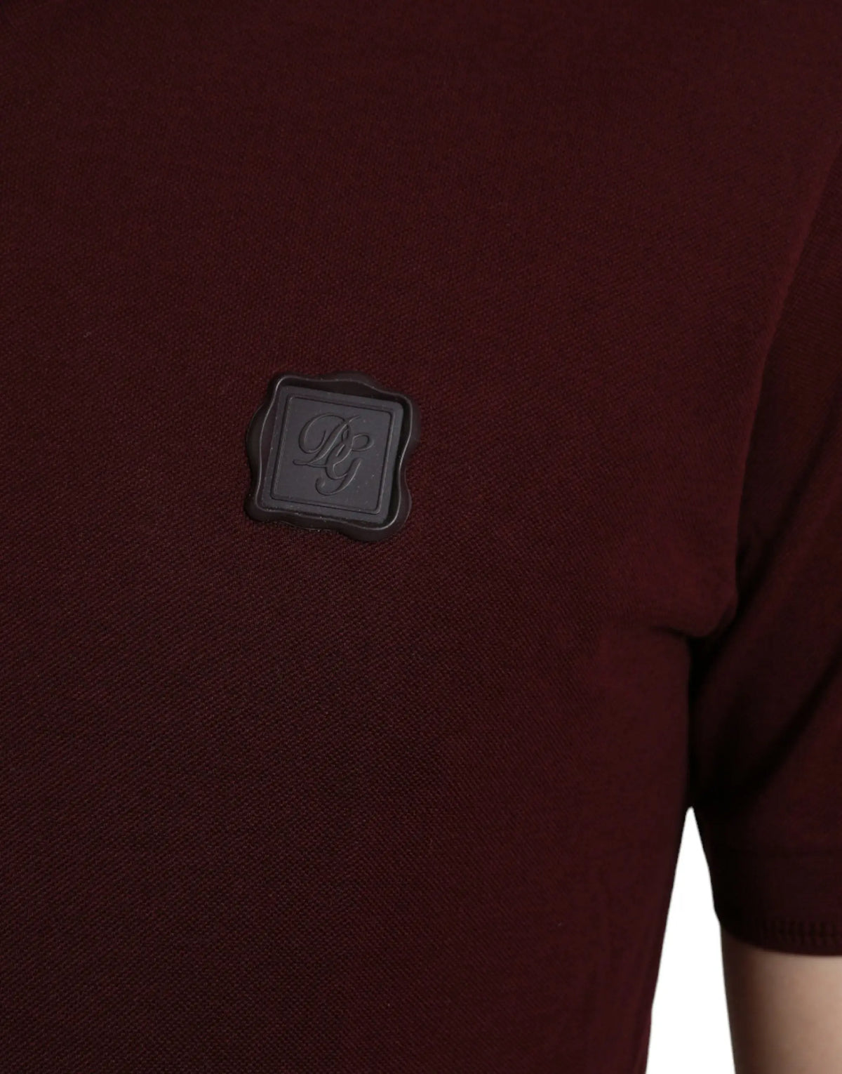 Polo dolce & gabbana bordeaux à manches courtes avec patch carré noir brodé sur la poitrine