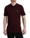 Dolce & gabbana polo t-shirt maroon à manches courtes avec col boutonné argenté et patch noir carré au niveau de la poitrine