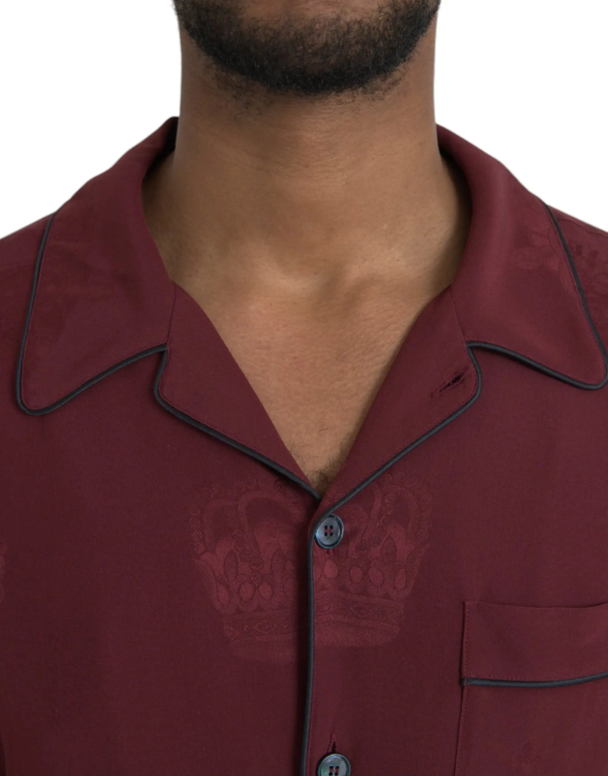 Chemise longue manches longues en jacquard de soie maroon dolce gabbana avec haut de pyjama en satin et détails couronne brodés