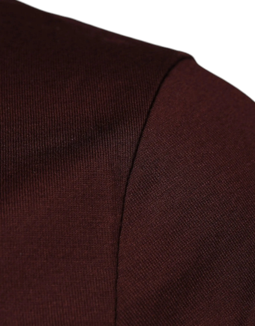 Gros plan d un t shirt dolce & gabbana en coton bordeaux avec tissu côtelé brun foncé et couture visible