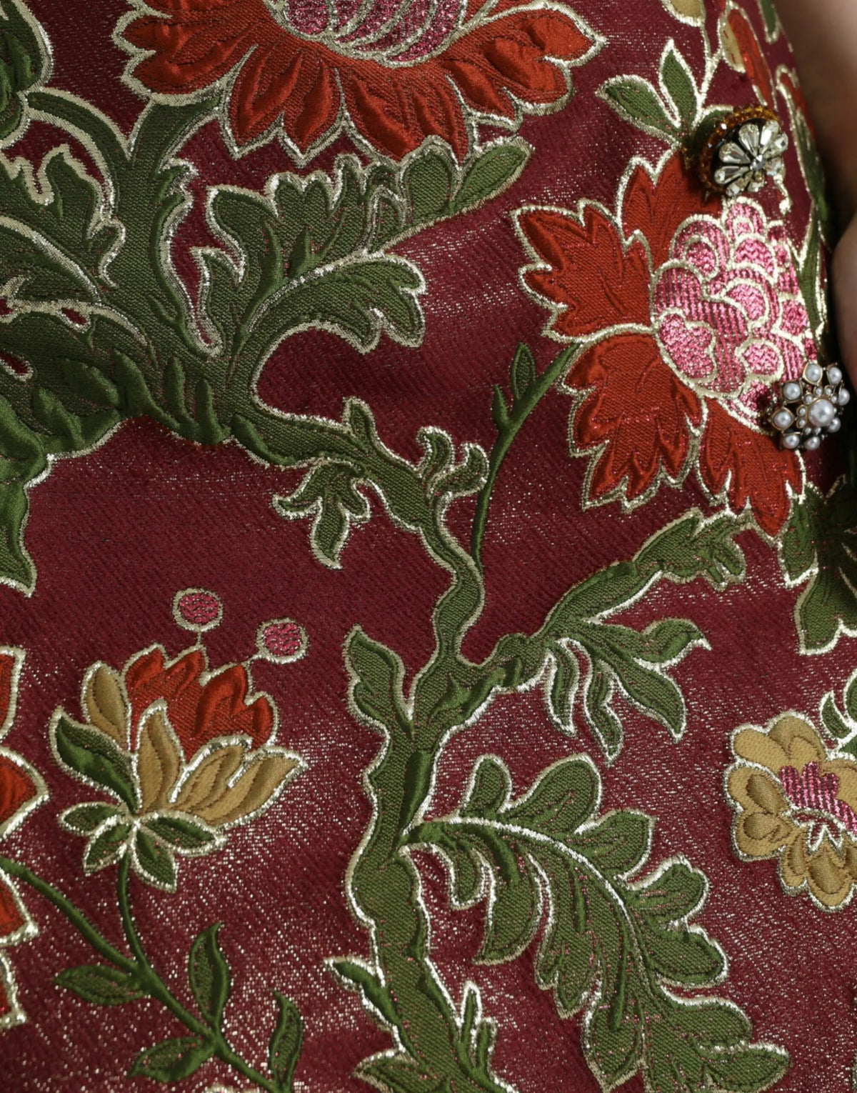 Jupe courte a ligne en jacquard floral marron riche avec broderies rouges vertes or et boutons metalliques ornate dolce gabbana