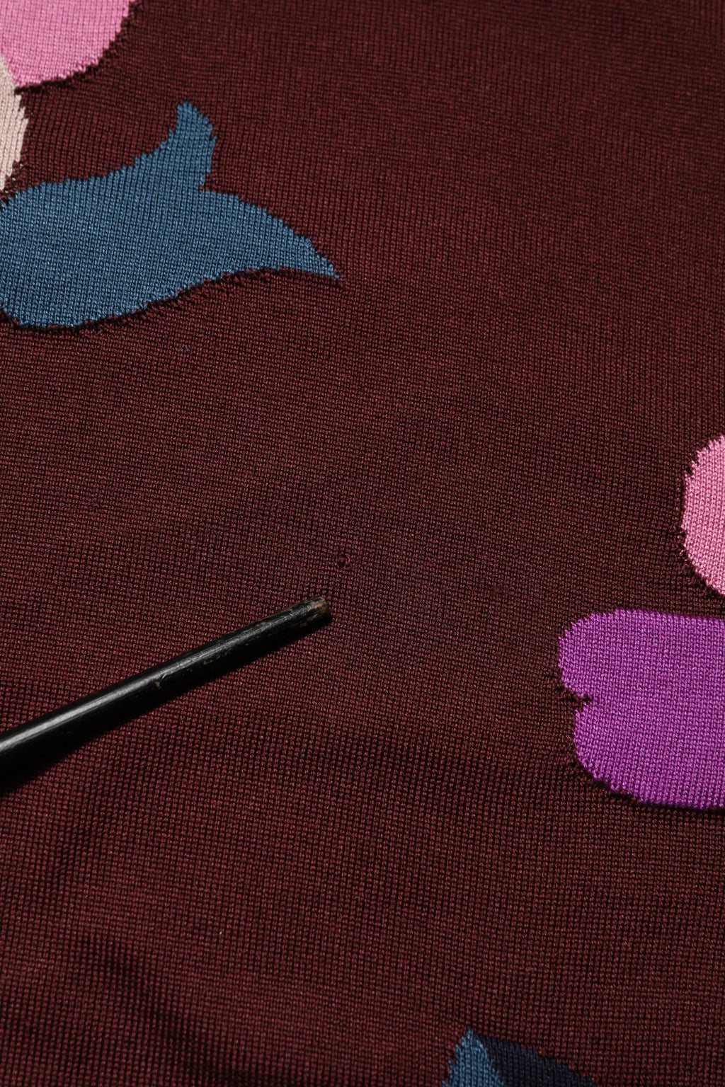 Blouse dolce & gabbana en soie à col rond couleur marron avec tissu en maille et appliqués baleines roses violets et teal