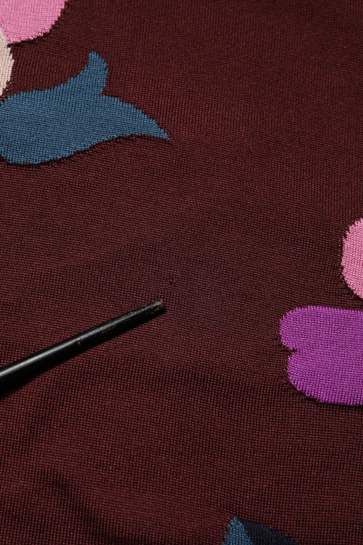 Blouse dolce & gabbana en soie à col rond couleur marron avec tissu en maille et appliqués baleines roses violets et teal