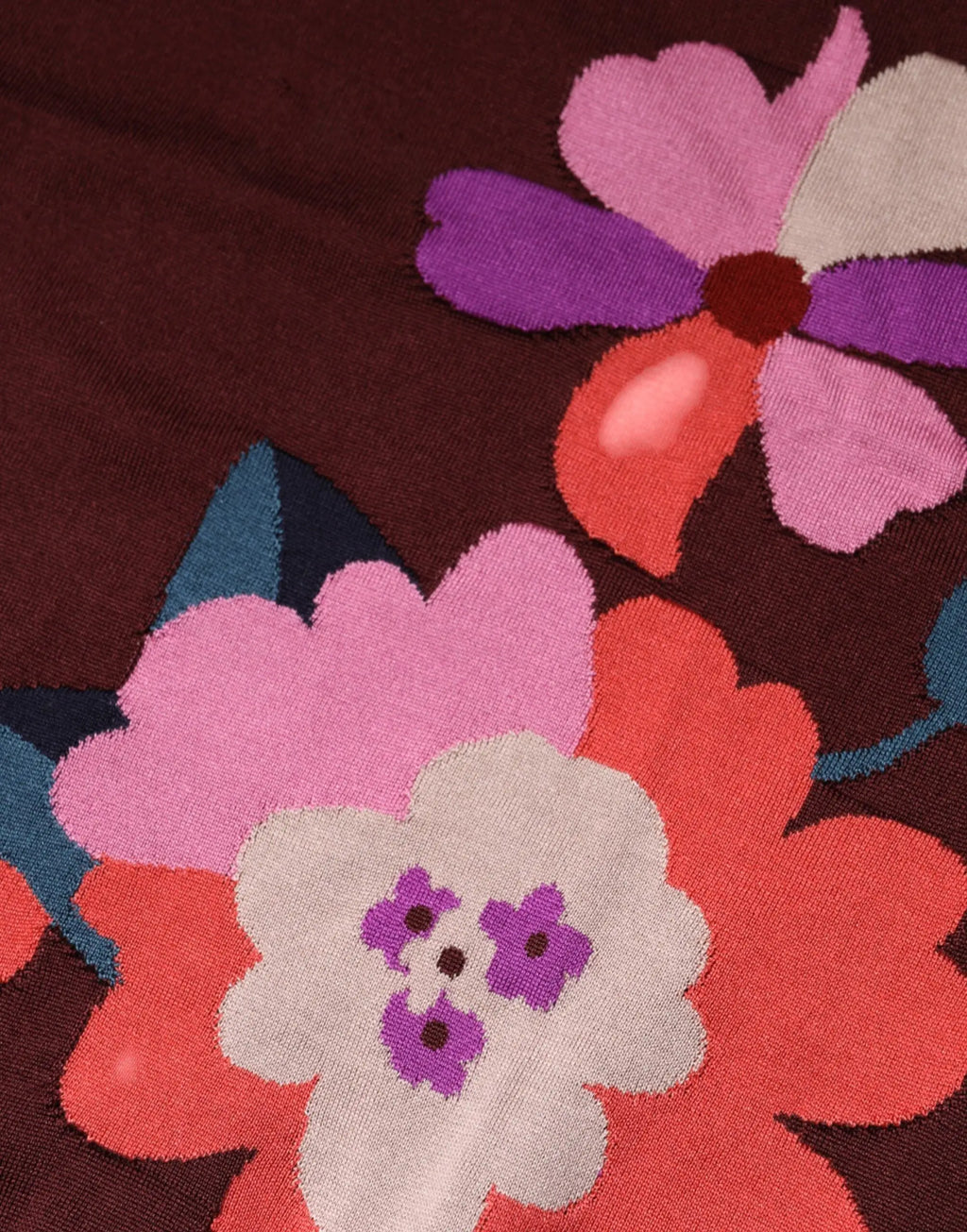 Blouse dolce & gabbana en soie marron avec appliqués floraux brodés rose violet et rouge sur tissu tricoté