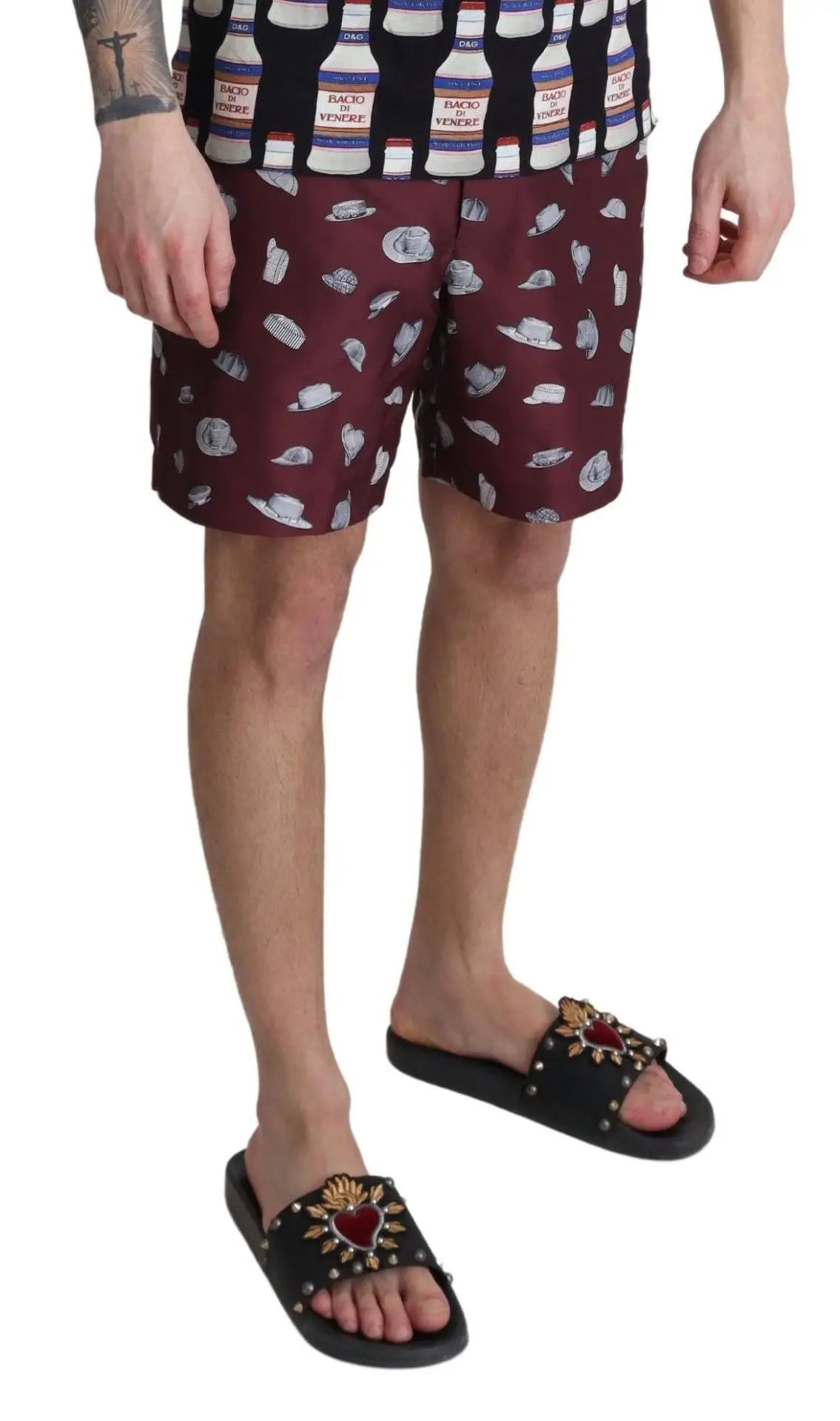 Sandales slides gucci noires avec embellissement en forme de cœur rouge et or pour tenue plage dolce & gabbana