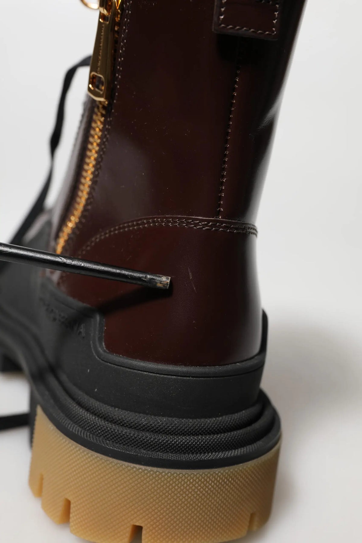 Botte biker mi-mollet en cuir marron foncé dolce & gabbana avec fermeture éclair dorée et semelle en caoutchouc noir