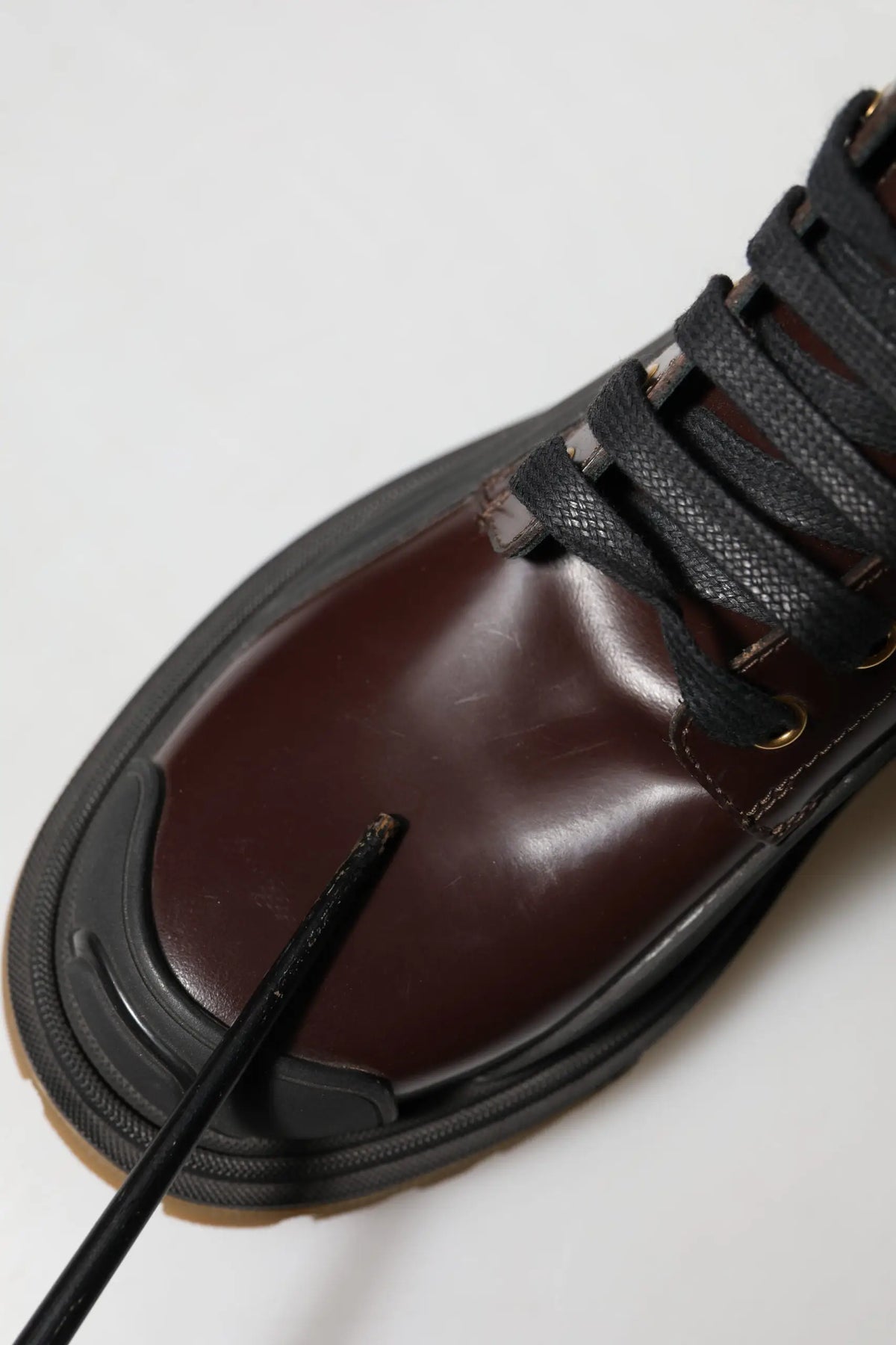 Bottes biker mi-mollet en cuir marron foncé avec lacets noirs et semelle gomme épaisse de dolce & gabbana