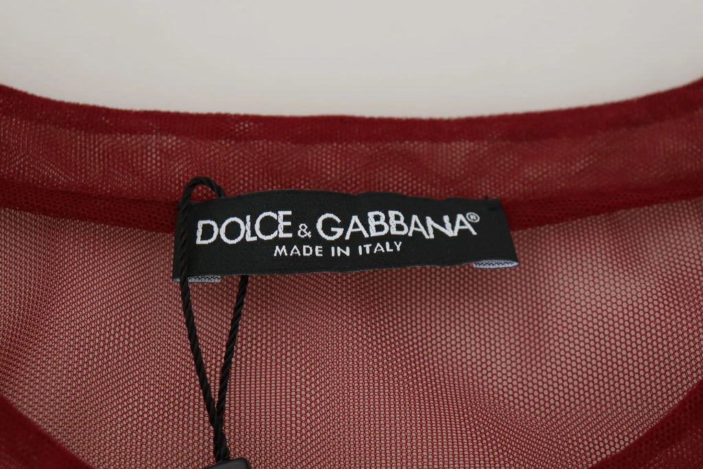 Étiquette noire dolce & gabbana à lettres blanches fixée sur une robe mini rouge en nylon double couche en maille