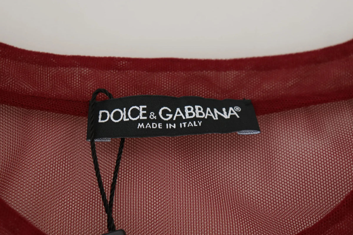 Étiquette noire dolce & gabbana à lettres blanches fixée sur une robe mini rouge en nylon double couche en maille
