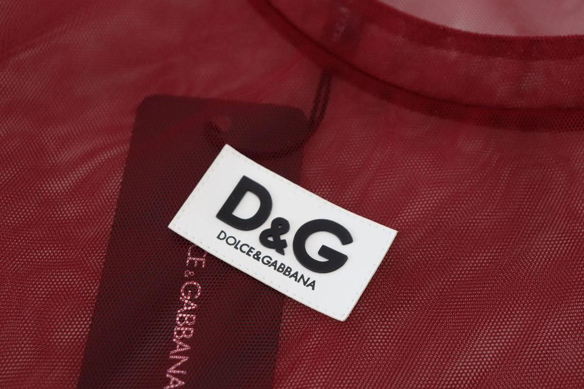 Étiquette blanche rectangulaire avec logo d&g noir et texte dolce & gabbana attachée à tissu nylon bordeaux texturé