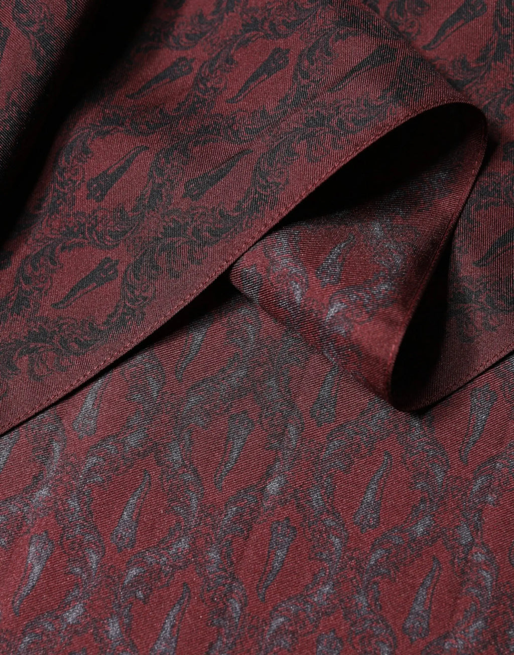 Écharpe en soie rouge bordeaux dolce & gabbana avec motif damas noir orné pour homme 133cm par 22cm