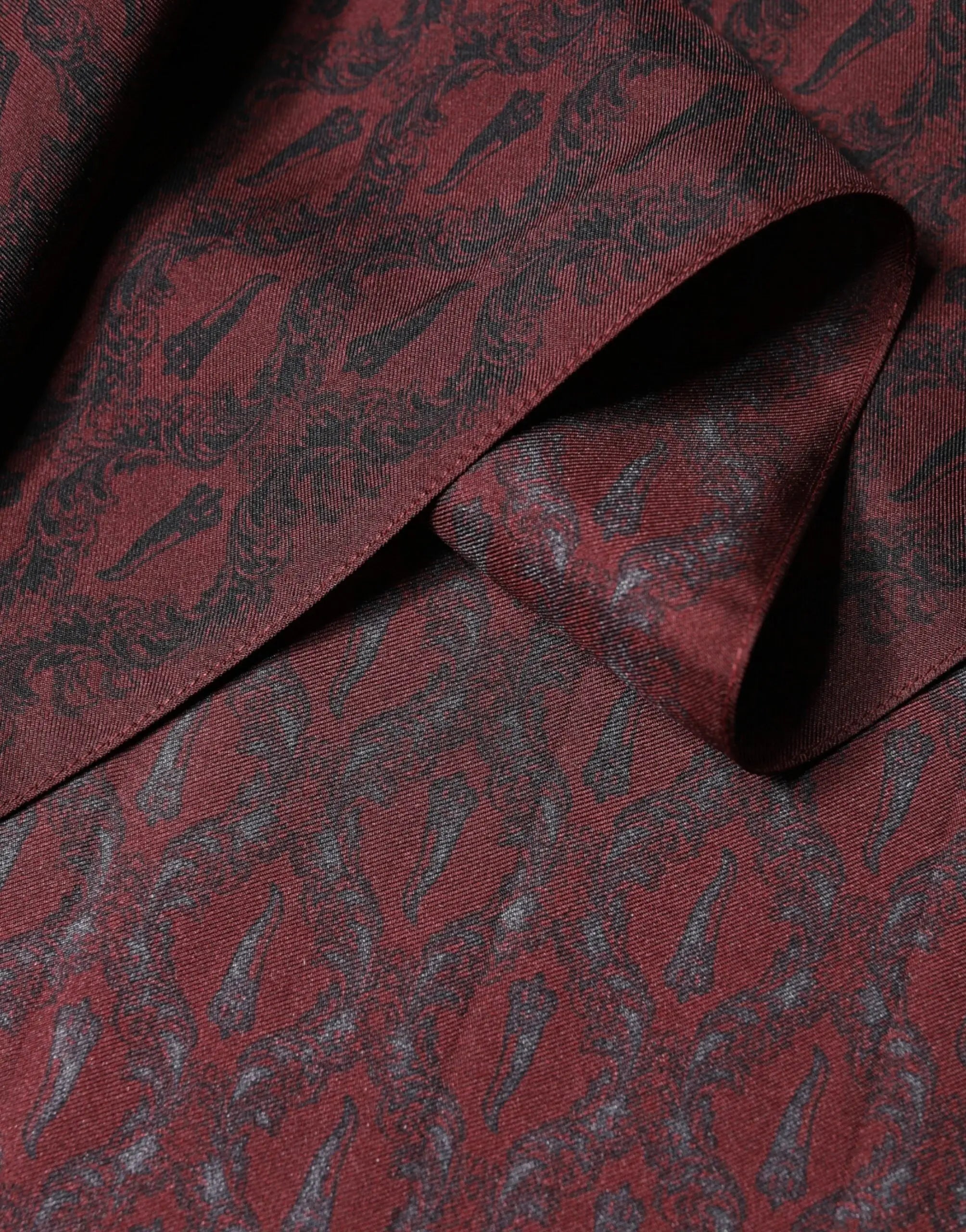 Écharpe en soie rouge bordeaux dolce & gabbana avec motif damas noir orné pour homme 133cm par 22cm