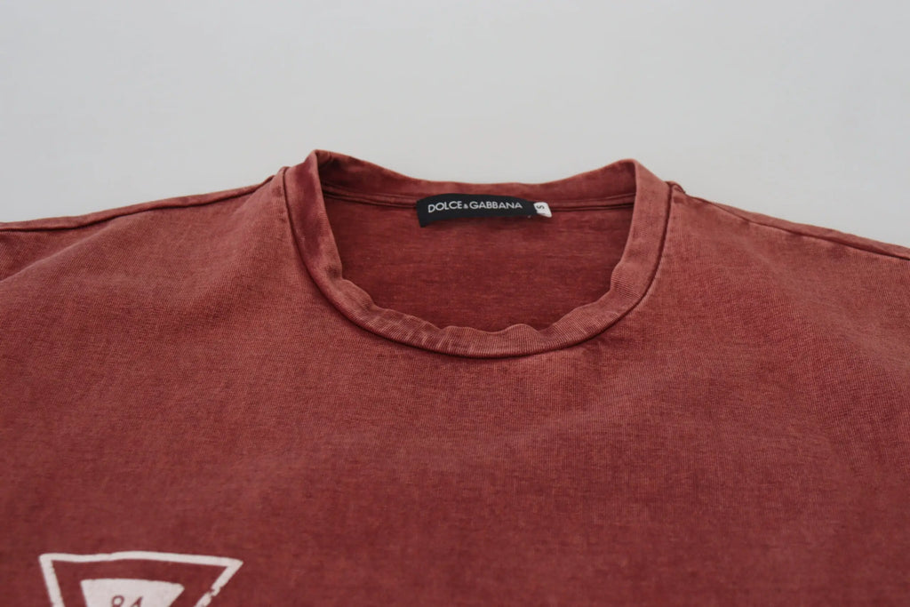 T-shirt dolce & gabbana rouge rouille en tissu texturé avec logo blanc triangulaire sur la poitrine