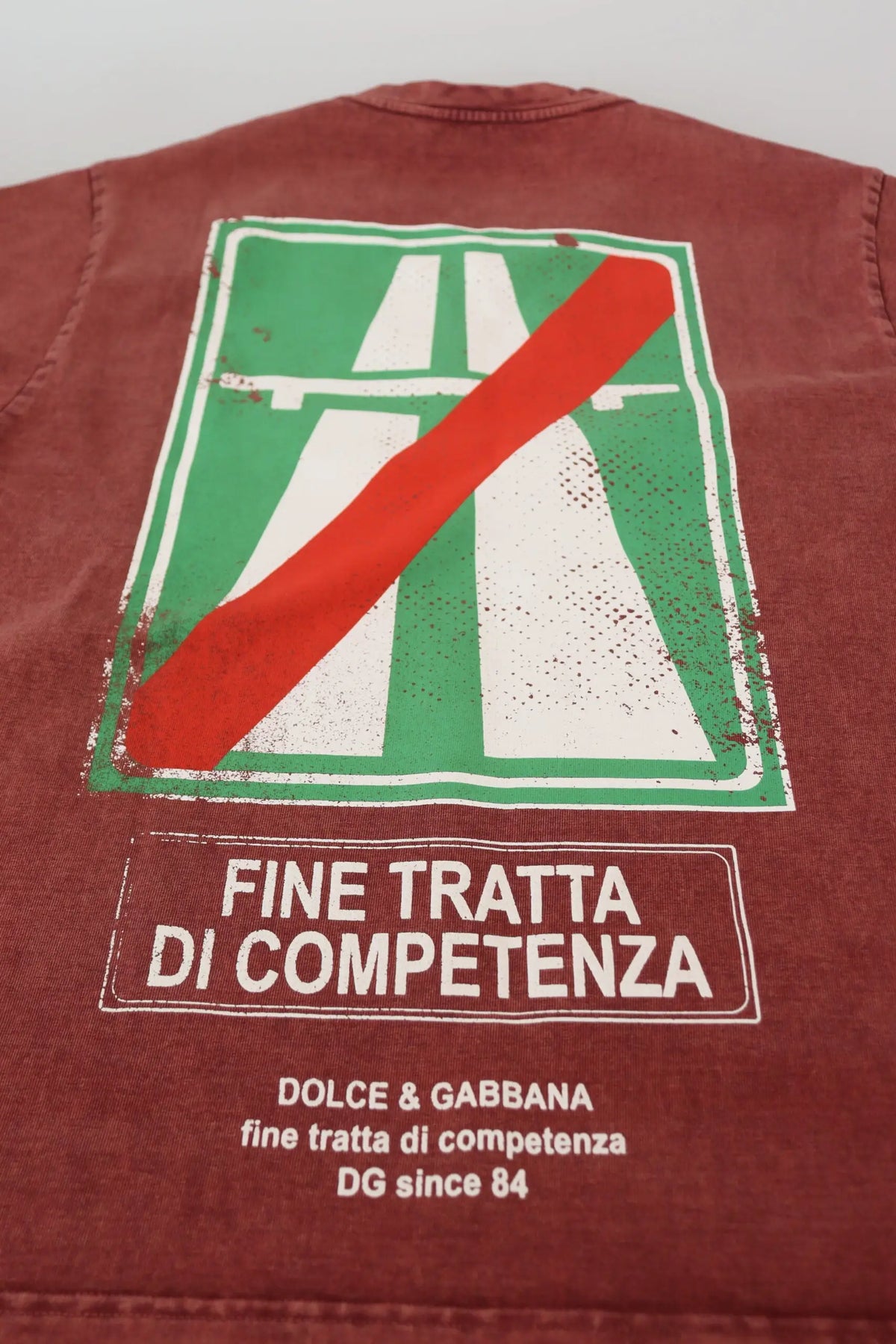 T-shirt dolce & gabbana en coton rouge avec imprimé panneau routier vert et blanc usé et texte en lettres blanches