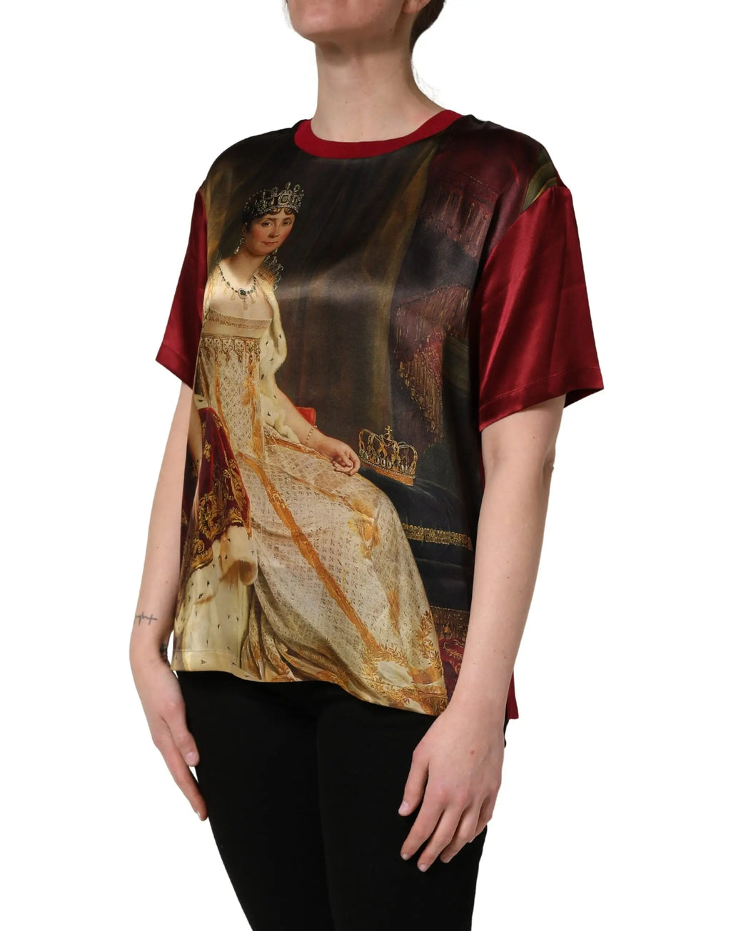 T-shirt en soie dolce & gabbana marron à manches courtes avec col et manches rouges et portrait de reine couronnée