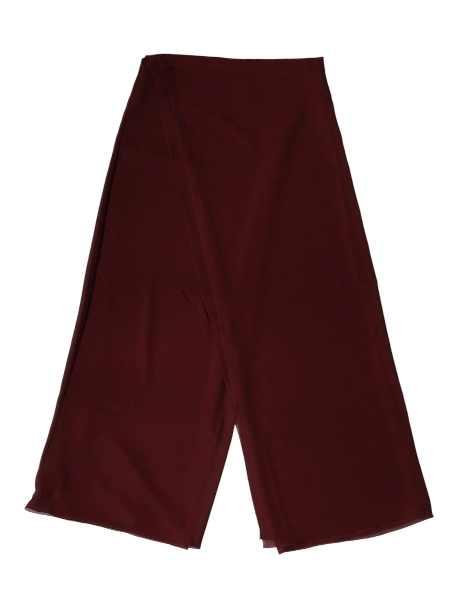 Un pantalon large taille haute bordeaux en tissu fluide et lisse avec un foulard dolce gabbana en soie marron 200cm x 130cm