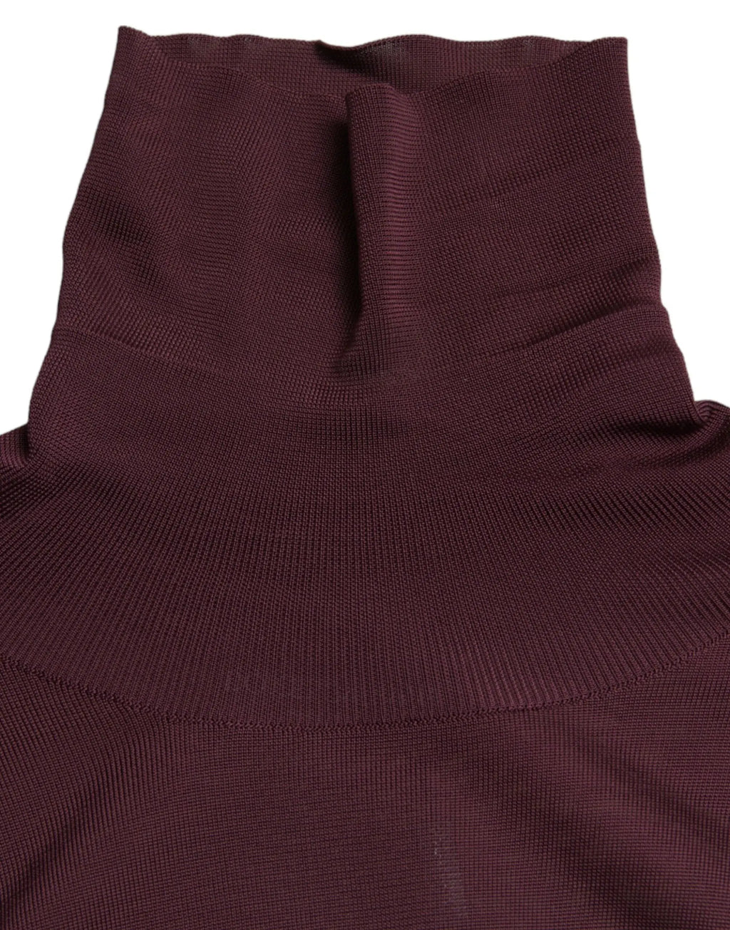 Pullover dolce & gabbana en viscose bordeaux riche avec col roulé haut et texture côtelée