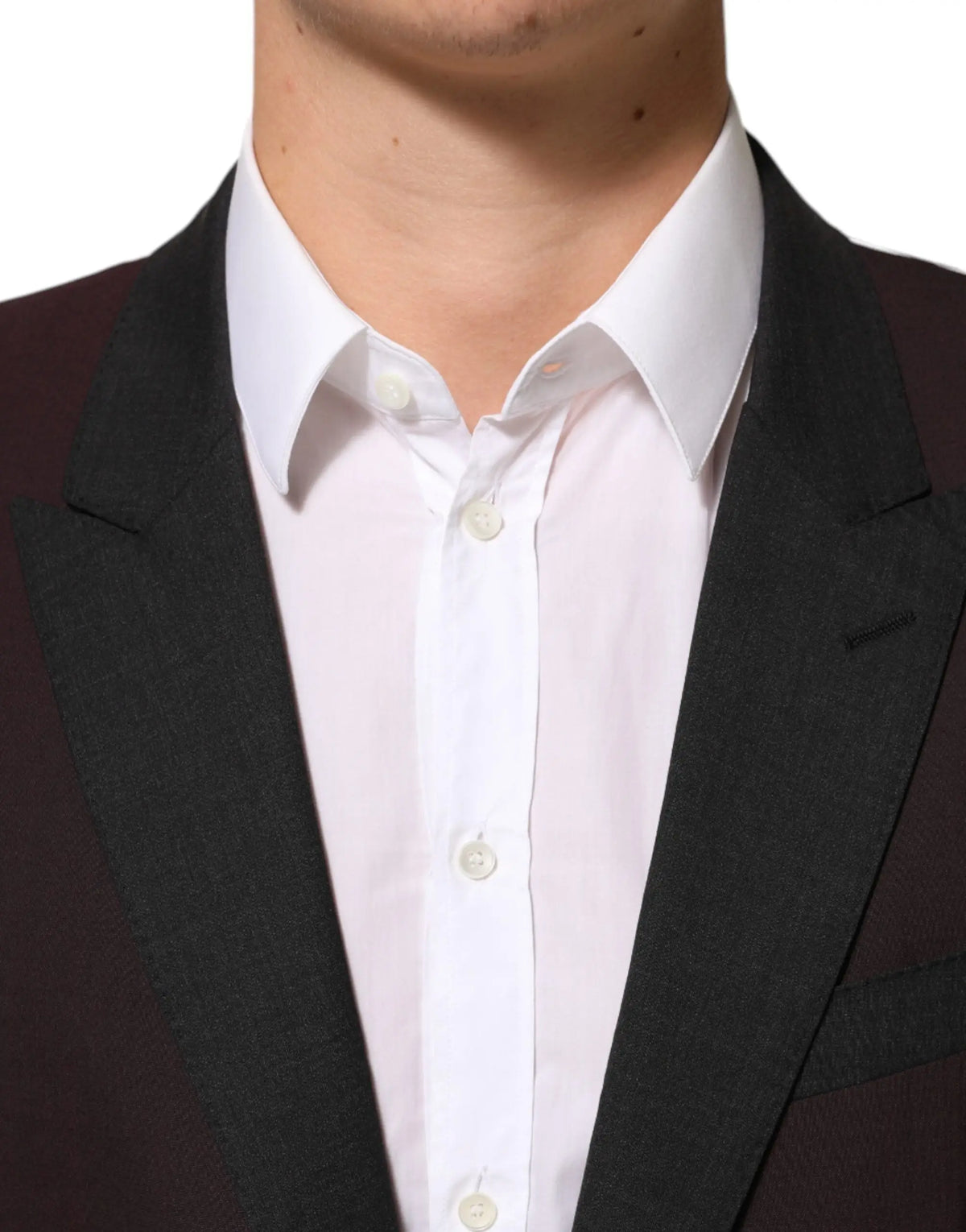 Chemise blanche à col net et texture subtile portée sous une veste blazer en laine bordeaux deux boutons dolce & gabbana