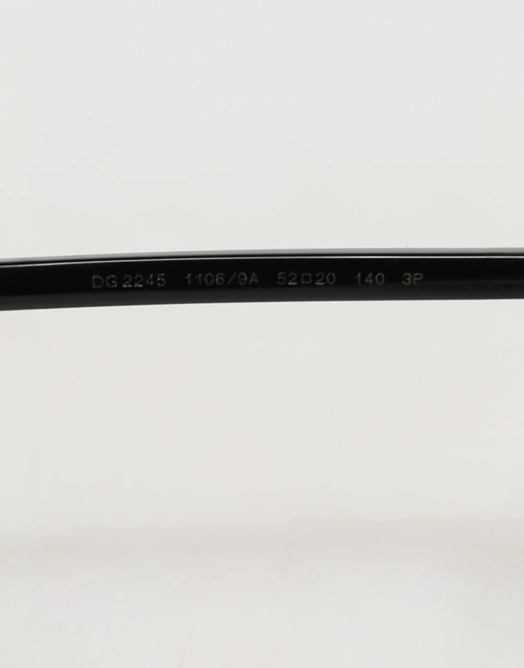 Lunettes de soleil dolce & gabbana avec monture en acier noir mat et verre gris, détails gravés sur la branche