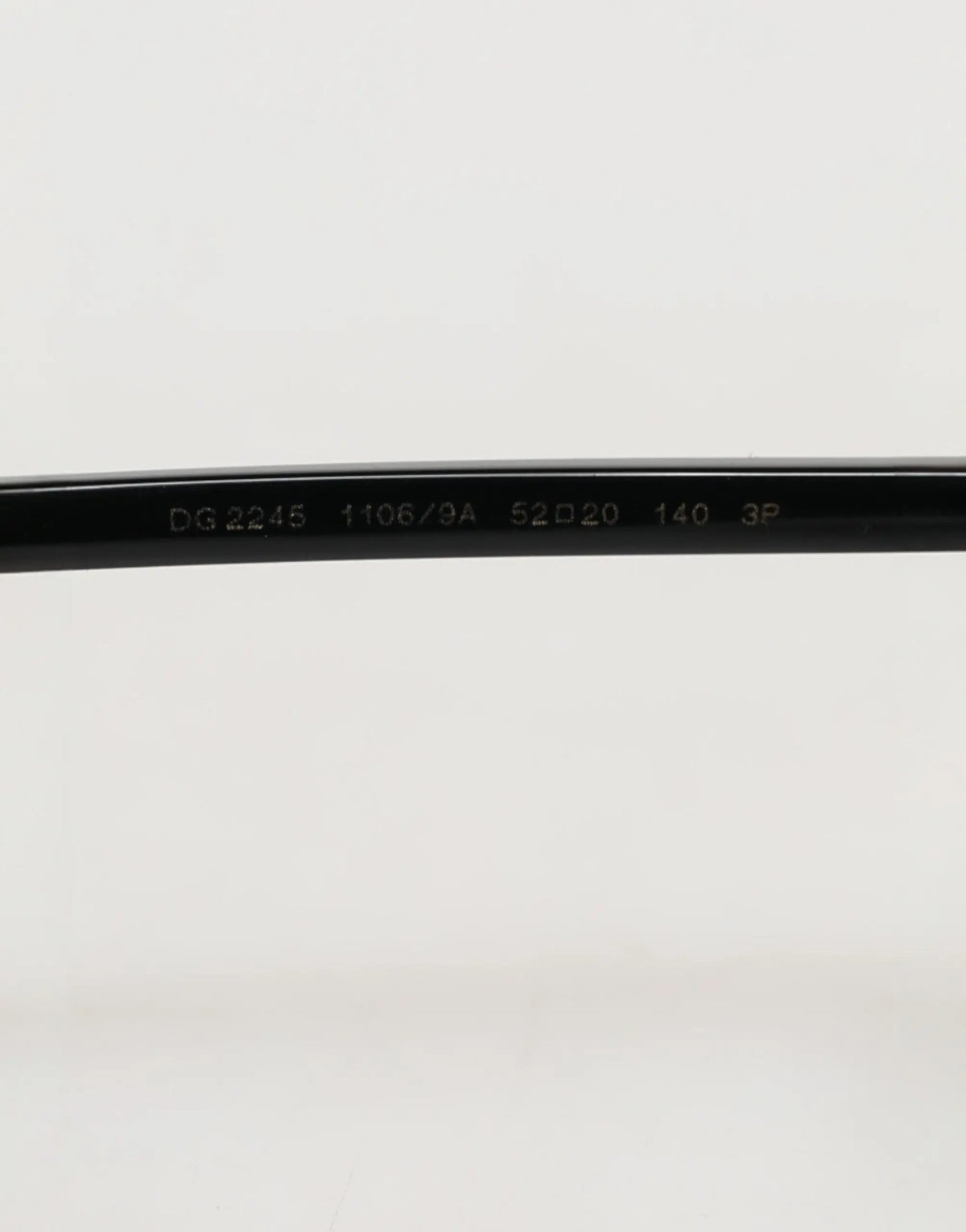 Lunettes de soleil dolce & gabbana avec monture en acier noir mat et verre gris, détails gravés sur la branche