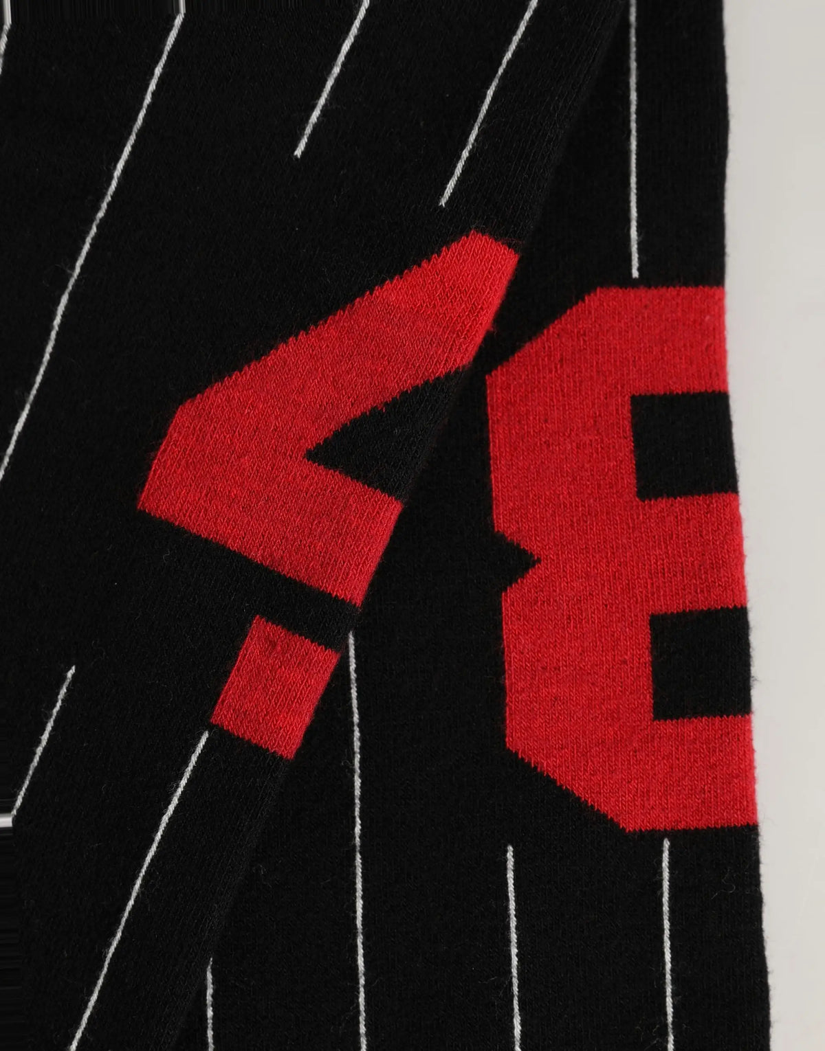 Écharpe en maille noire avec le nombre rouge 48 et rayures blanches assortie aux chaussettes dolce & gabbana pinstripe
