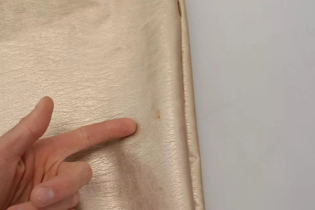 Pantalon droit dolce & gabbana en polyester simili cuir métallisé doré avec grain visible et léger brillant
