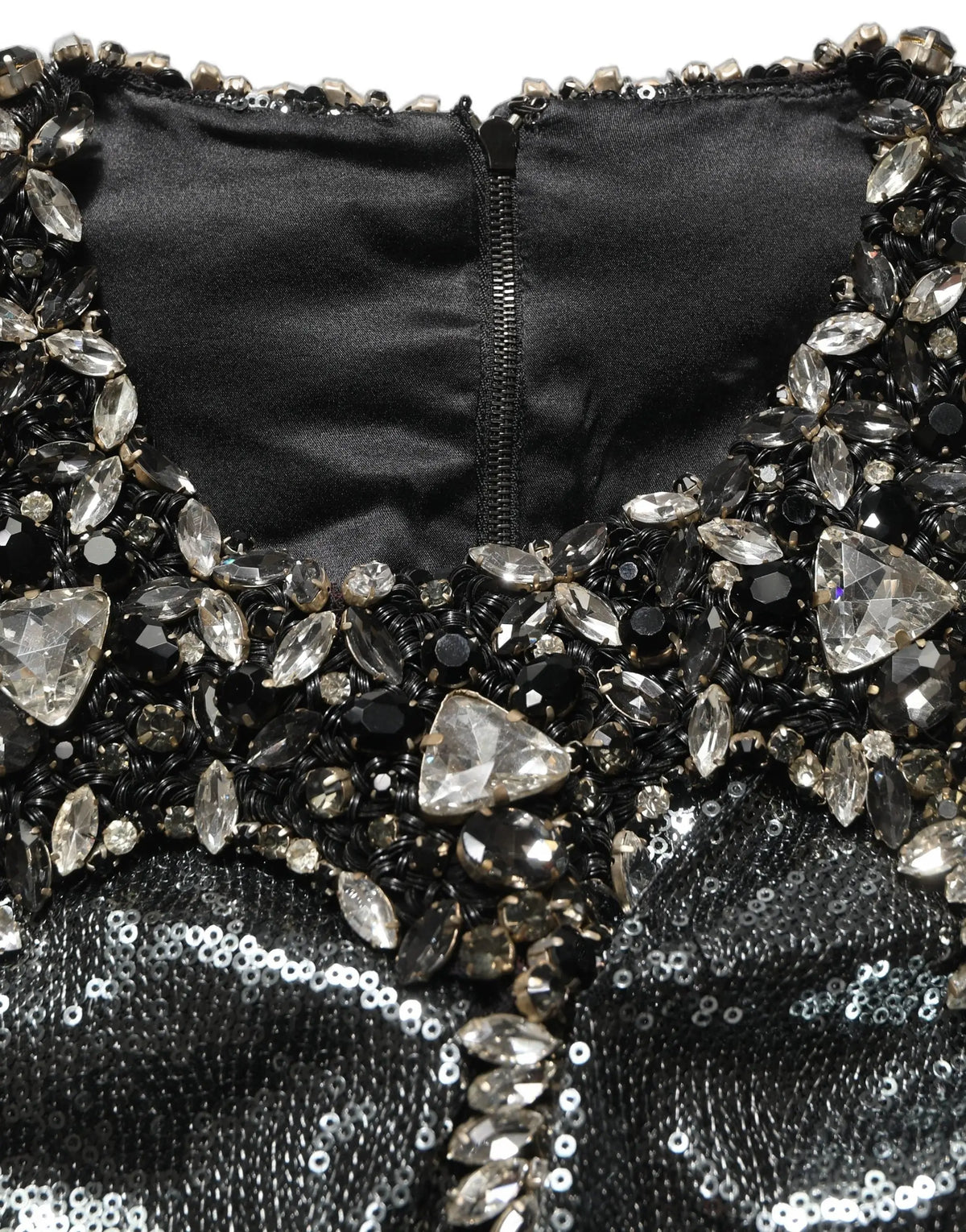 Blouse dolce & gabbana grise métallisée à sequins avec col haut orné de pierres précieuses claires et foncées