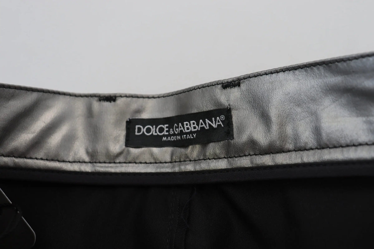 Étiquette noire dolce & gabbana avec bordure métallique argentée sur pantalon skinny noir taille haute en tissu métallisé