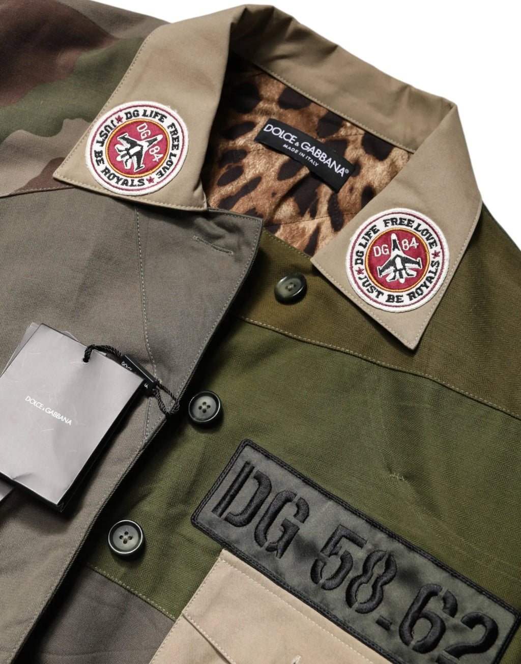 Veste dolce & gabbana militaire verte en coton avec motif camouflage olive et beige doublure imprimé léopard et patchs brodés